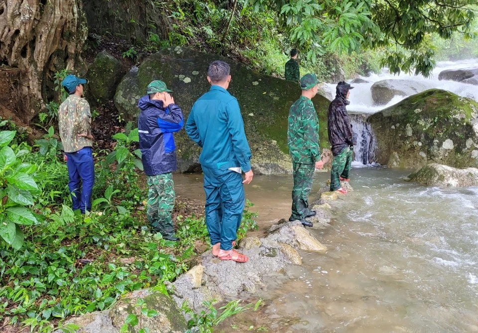 Dắt xe qua đập tràn, ba người bị lũ cuốn trôi, một người mất tích.jpg