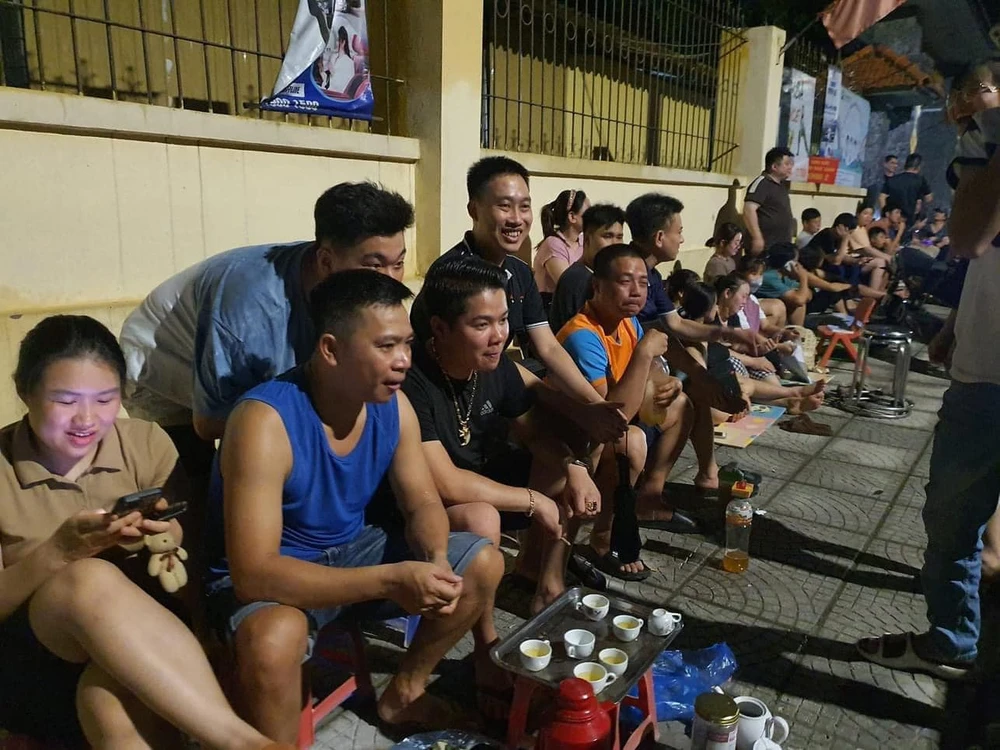 Thực hư vụ phụ huynh xếp hàng cả đêm đăng ký cho con vào lớp 1 ở Phú Thọ.jpg