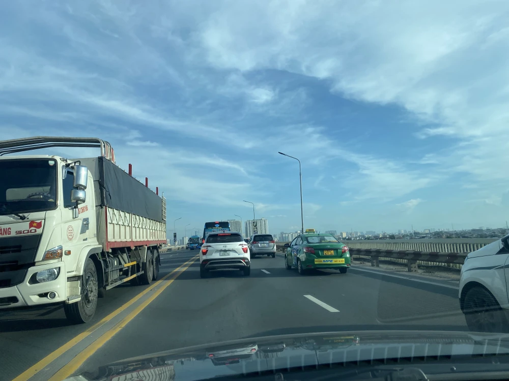 Tai nạn 3 ô tô trên cầu Thăng Long, hàng trăm xe 'bò' vào thành phố 1 .jpg