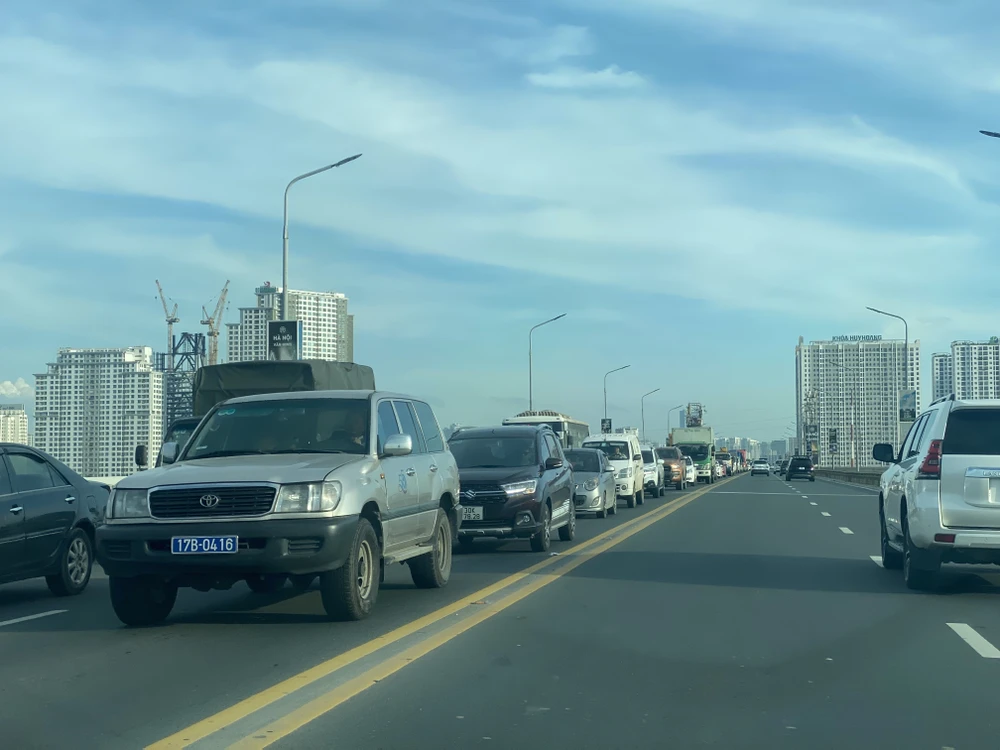 Tai nạn 3 ô tô trên cầu Thăng Long, hàng trăm xe 'bò' vào thành phố12 copy.jpg