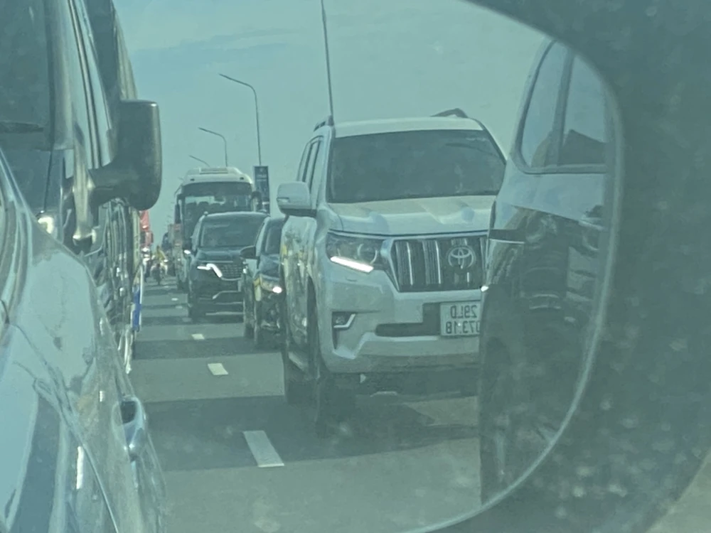 Tai nạn 3 ô tô trên cầu Thăng Long, hàng trăm xe 'bò' vào thành phố2 copy.jpg