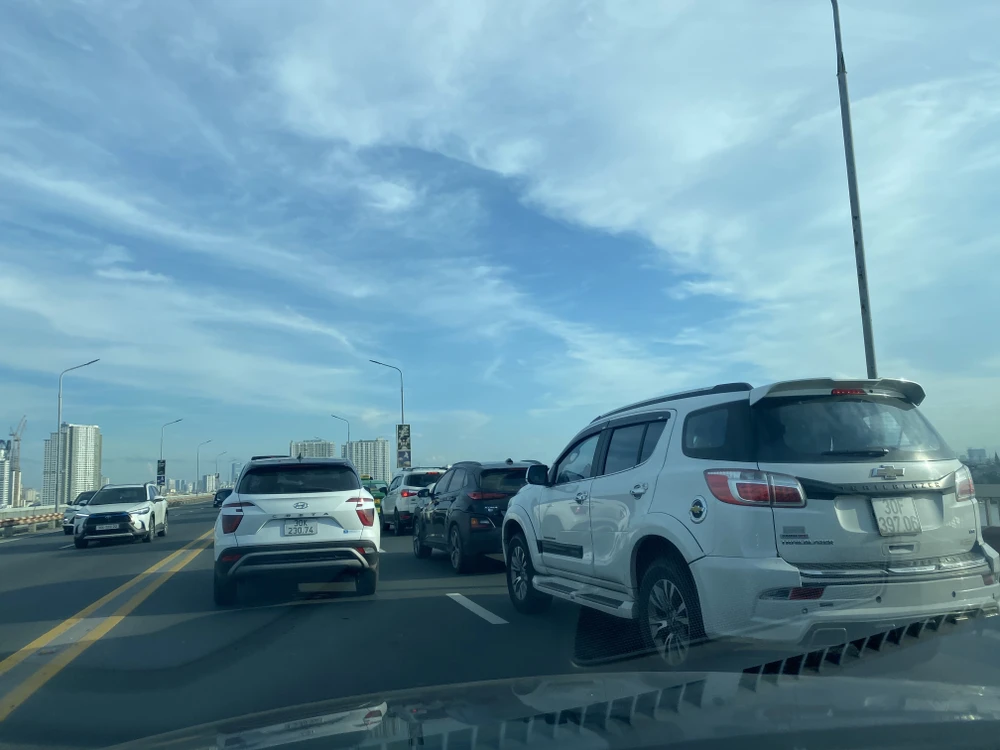 Tai nạn 3 ô tô trên cầu Thăng Long, hàng trăm xe 'bò' vào thành phố4 copy.jpg