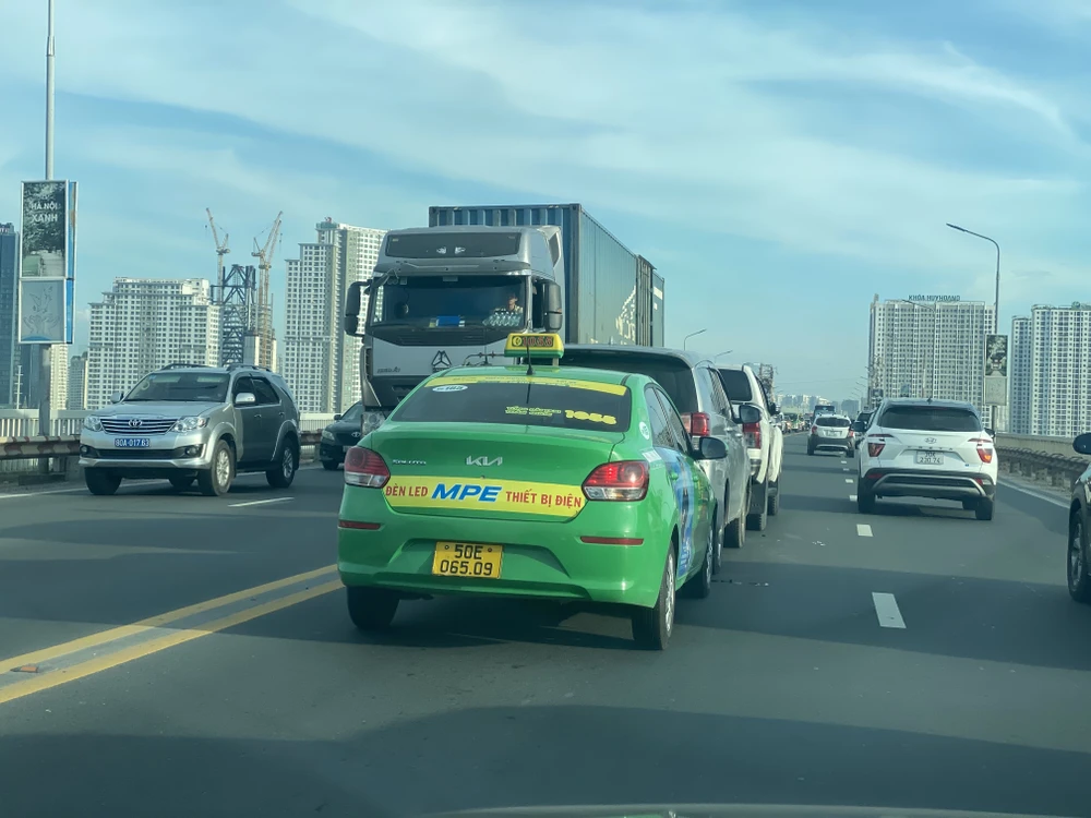 Tai nạn 3 ô tô trên cầu Thăng Long, hàng trăm xe 'bò' vào thành phố8 copy.jpg