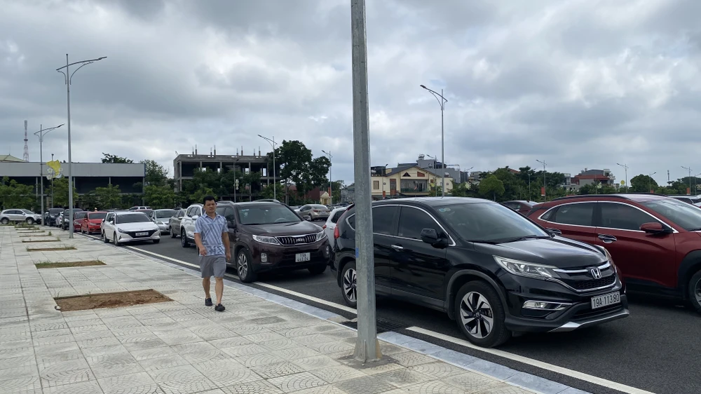 Ngôi trường 'VIP' ở Phú Thọ, xe hơi tấp nập đưa đón sĩ tử thi tốt nghiệp 1.jpg