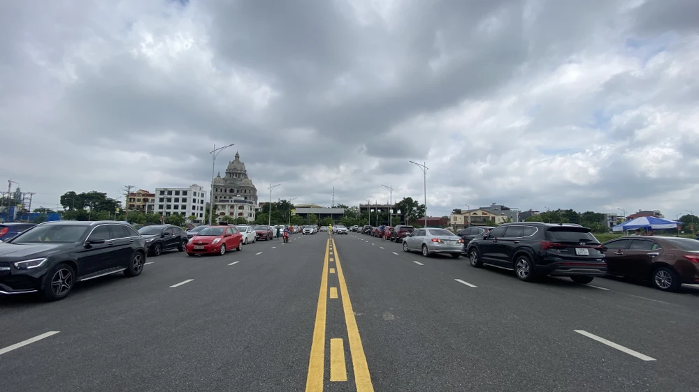 Ngôi trường 'VIP' ở Phú Thọ, xe hơi tấp nập đưa đón sĩ tử thi tốt nghiệp 4.jpg