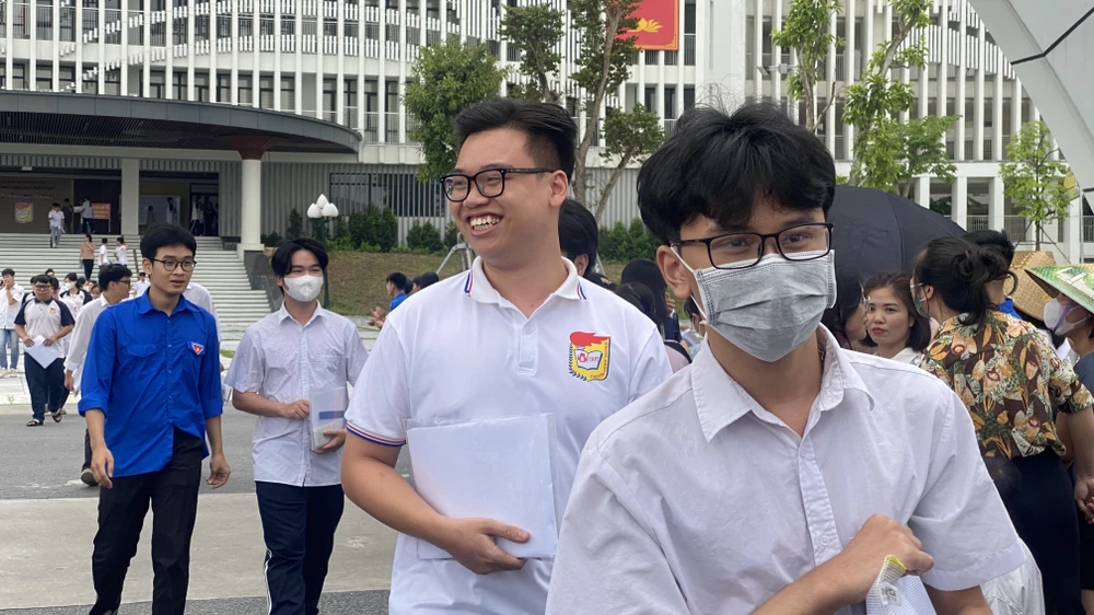 Ngôi trường 'VIP' ở Phú Thọ, xe hơi tấp nập đưa đón sĩ tử thi tốt nghiệp 6.jpg