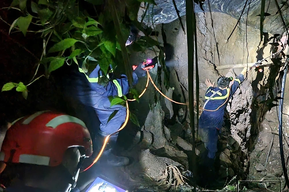 Nghi đào vàng bị sập hầm, 2 người mắc kẹt.jpg