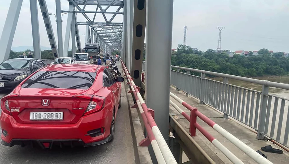 Mò tìm người đàn ông để ô tô trên cầu rồi nhảy xuống sông Hồng