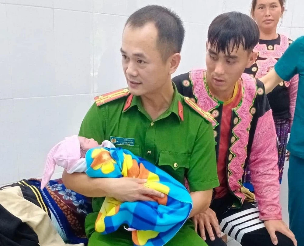Công an đỡ đẻ cho sản phụ người Mông trên xe ô tô.jpg