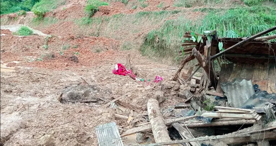 Mưa lớn làm sập nhà, bé trai 13 tuổi tử vong