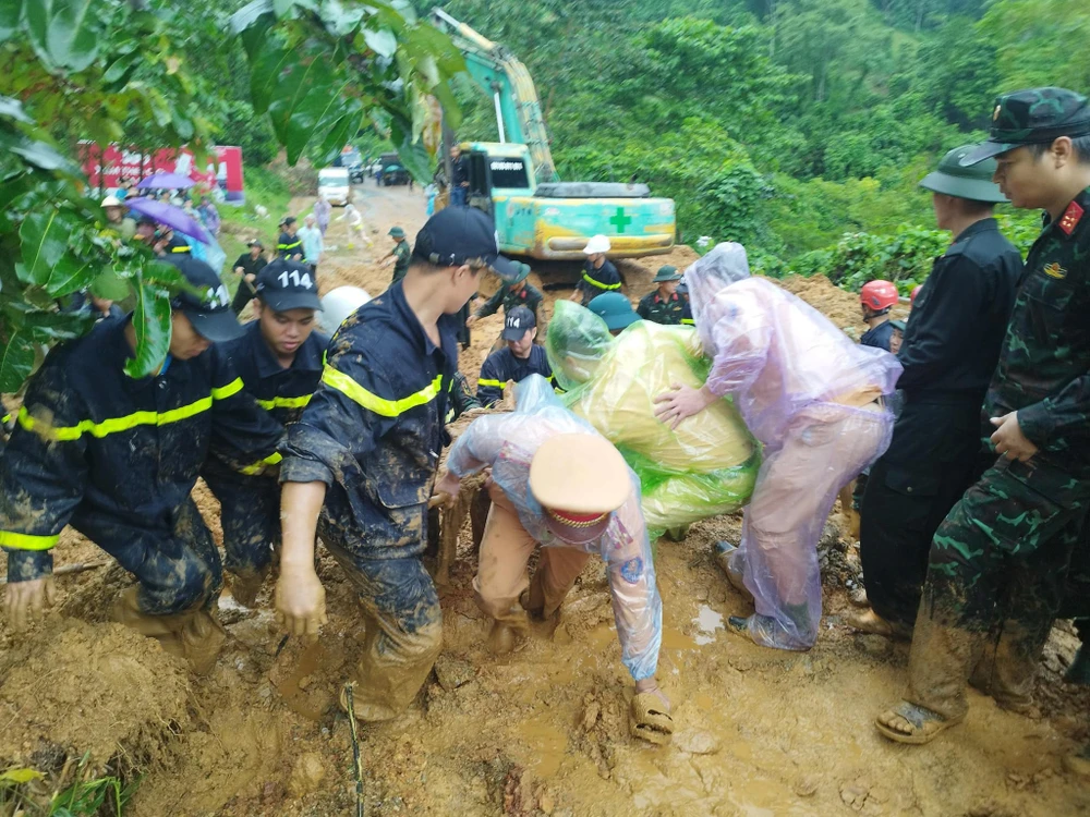 Ảnh Hiện trường sạt lở đất đá vào xe 16 chỗ ở Hà Giang 1.jpg