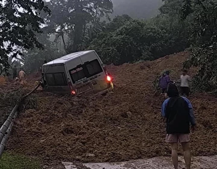 Sạt lở đất đá vào xe 16 chỗ, 11 người thương vong.jpg