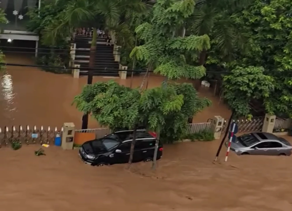 Mưa cả đêm, nhiều nơi tại TP Sơn La ngập sâu 3.jpeg