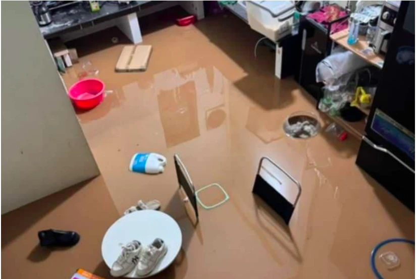 Mưa cả đêm, nhiều nơi tại TP Sơn La ngập sâu.png