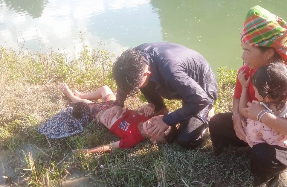 Chiến sĩ công an cứu hai cháu bé rơi xuống hồ thủy điện.jpg