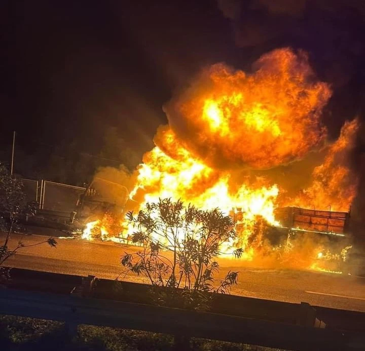 Cảnh sát thông tin vụ cháy xe ô tô tải trên cao tốc Nội Bài-Lào Cai.jpg