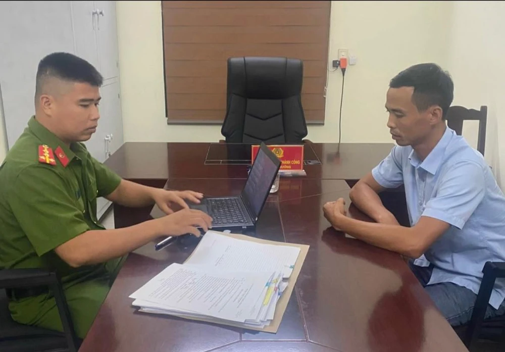 Tạm giữ người đàn ông vận chuyển cá thể rùa hộp trán vàng 2.jpg