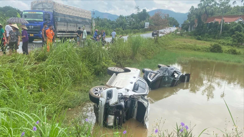 2 xe ô tô lật xuống ao ở Phú thọ.jpg