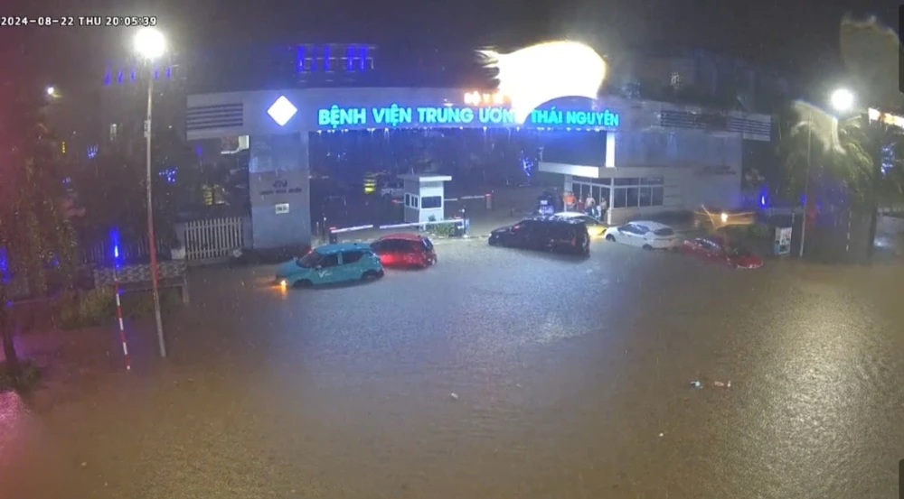 TP Thái Nguyên ngập sâu, xe ô tô chết máy giữa đường 2.jpeg