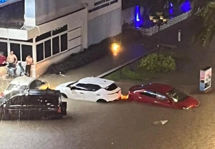 TP Thái Nguyên ngập sâu, xe ô tô chết máy giữa đường.jpg