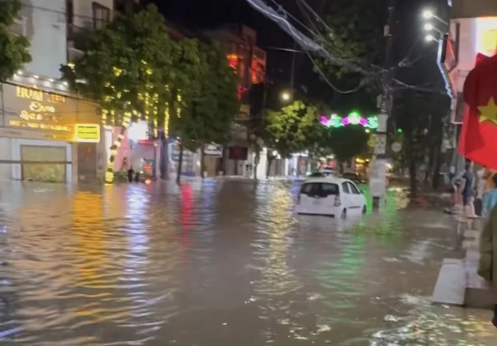 TP Thái Nguyên ngập sâu, xe ô tô chết máy giữa đường.jpg