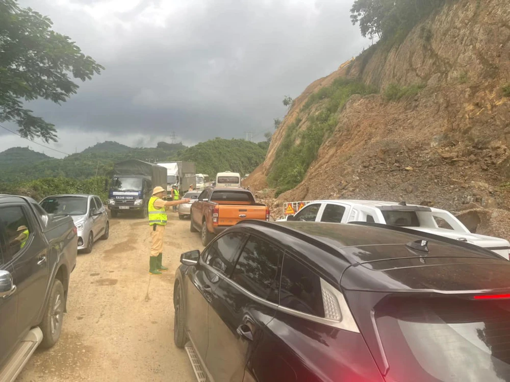 Hòa Bình Cấm đường theo giờ tại dốc Cun để nổ mìn xử lý sạt lở