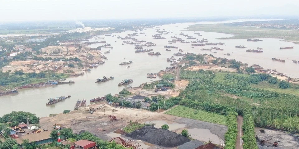Phú Thọ tạm dừng hoạt động 35 mỏ khai thác cát trên sông Hồng, sông Đà.jpg