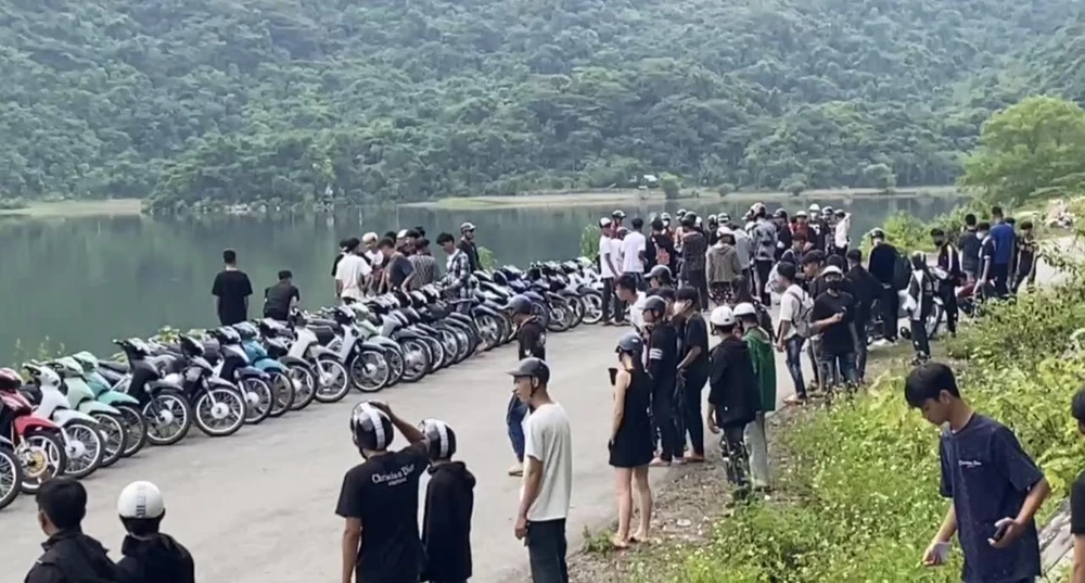 Công an vất vả ngăn chặn hàng chục thanh thiếu niên nghi tụ tập đua xe.jpg