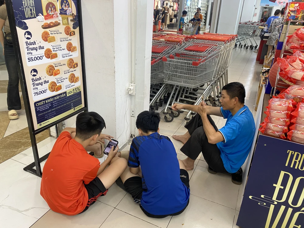 Quảng Ninh mất điện diện rộng, người dân đổ vào trung tâm thương mại sạc điện thoại 2.jpg