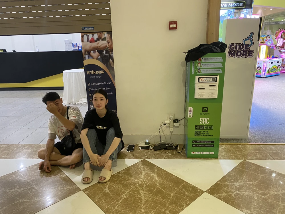 Quảng Ninh mất điện diện rộng, người dân đổ vào trung tâm thương mại sạc điện thoại.jpg