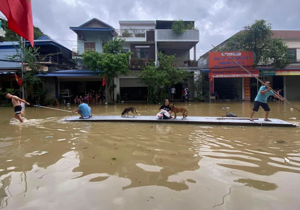 Lào Cai ban bố tình trạng khẩn cấp; tiếp tục cảnh báo mưa lớn, sạt lở đất toàn tỉnh Yên Bái.jpg