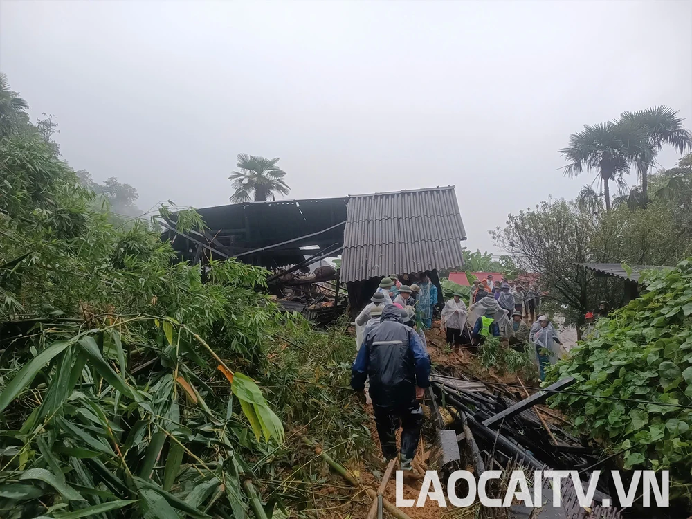 Lào Cai sạt lở đất vào 4 hộ dân, 7 người mất tích.jpg