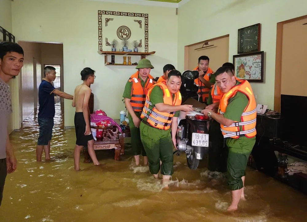 Hơn 800 hộ dân ở một xã ở Phú Thọ phải di dời do ngập sâu.jpg