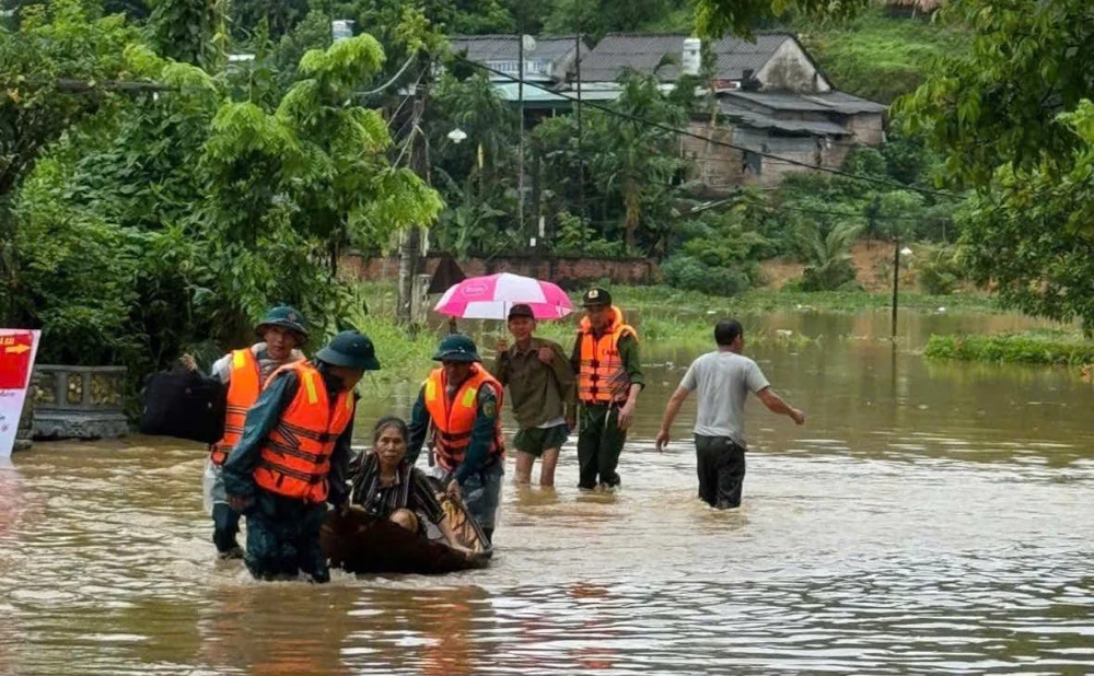 Quân đội, Công an Phú Thọ hỗ trợ người dân ven sông chống ngập 1.jpg