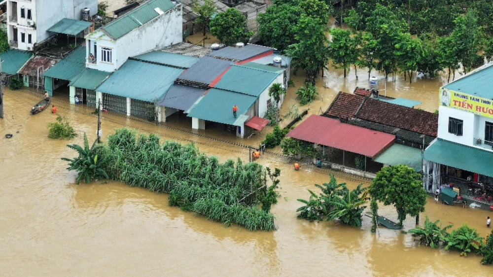 Quân đội, Công an Phú Thọ hỗ trợ người dân ven sông chống ngập.jpg