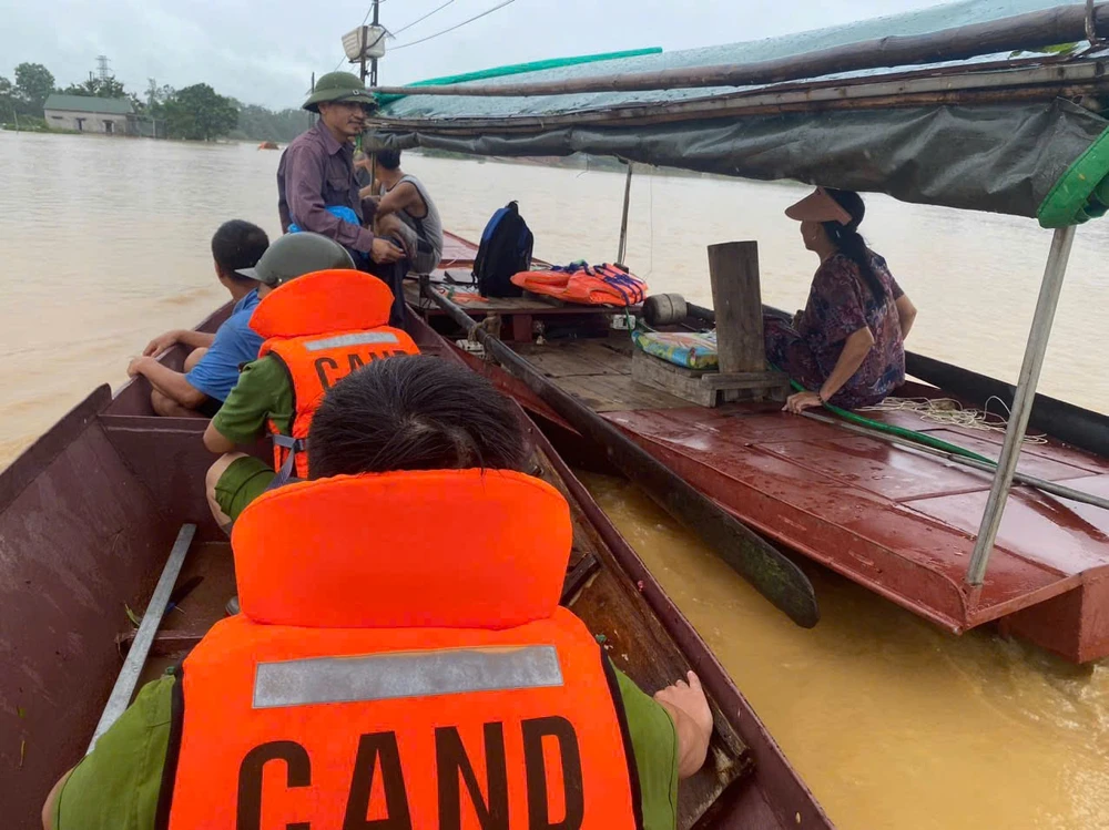 Quân đội, Công an Phú Thọ hỗ trợ người dân ven sông chống ngập.jpeg