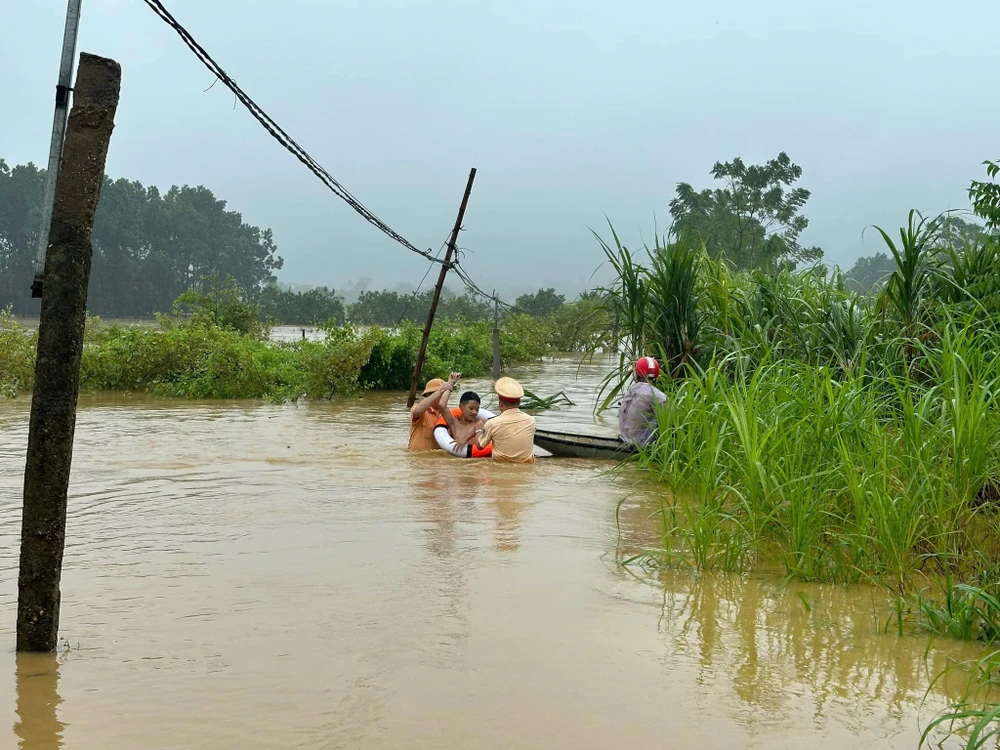 Quân đội, Công an Phú Thọ hỗ trợ người dân ven sông chống ngập 7.jpg