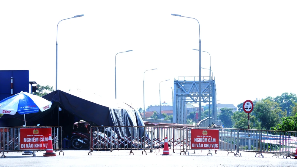 Ảnh Tìm kiếm nạn nhân vụ sập cầu Phong Châu 1.JPG