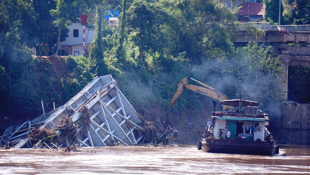 Ảnh Tìm kiếm nạn nhân vụ sập cầu Phong Châu 8.JPG