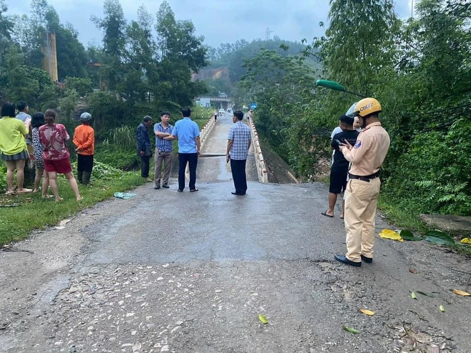 Sập cầu ở Hoà Bình.JPG