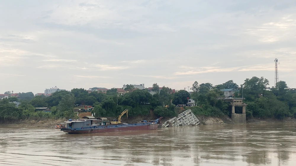 Trục vớt ô tô tải bị đắm trong vụ sập cầu Phong Châu.jpg