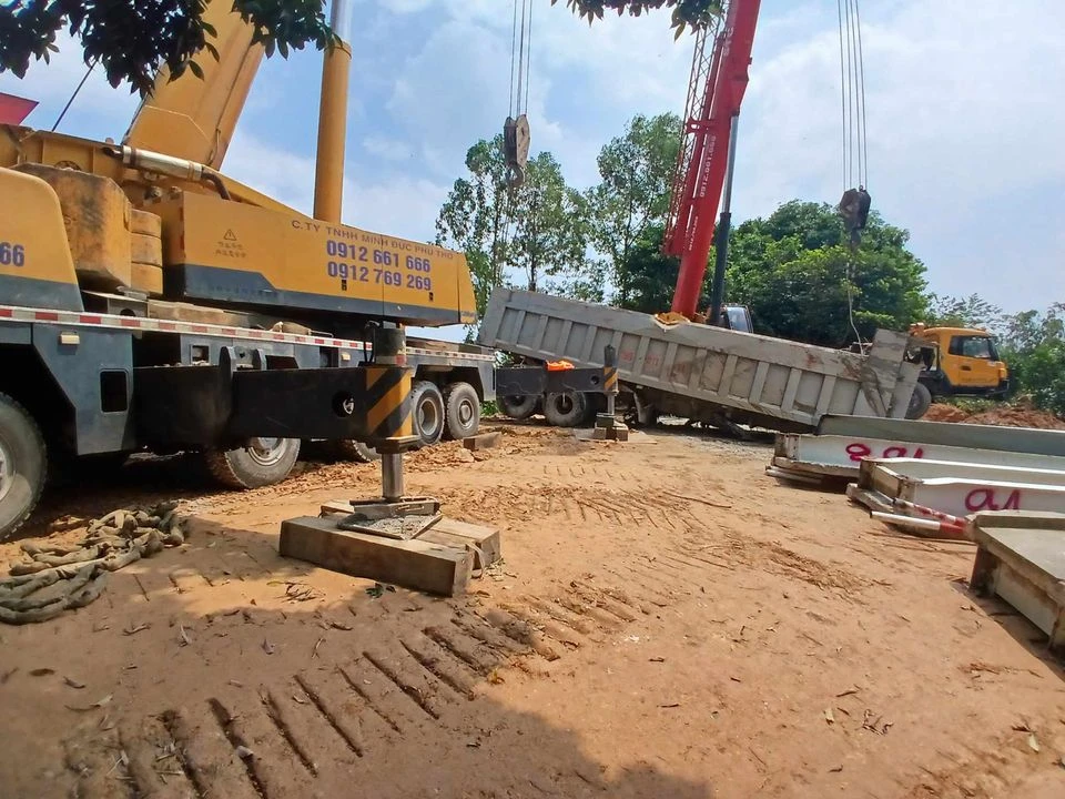 Vụ sập cầu Phong Châu Phát hiện thi thể bên trong xe đầu kéo .jpeg