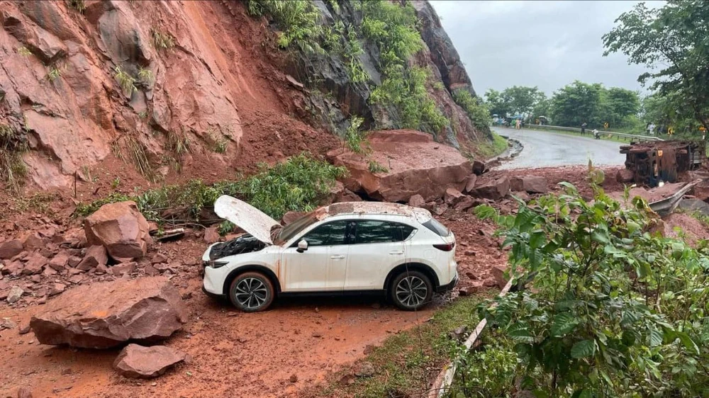 Đất đá sạt lở trúng 2 ô tô ở Sơn La.jpg