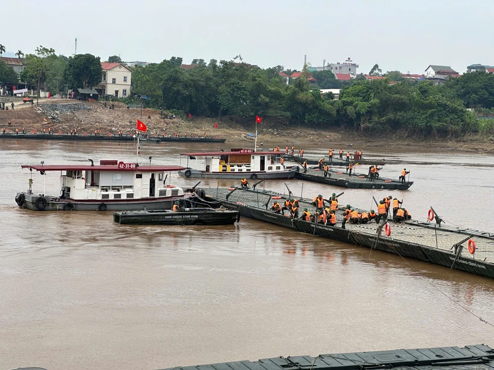 Công binh thực hiện lắp cầu phao Phong Châu 1.jpg