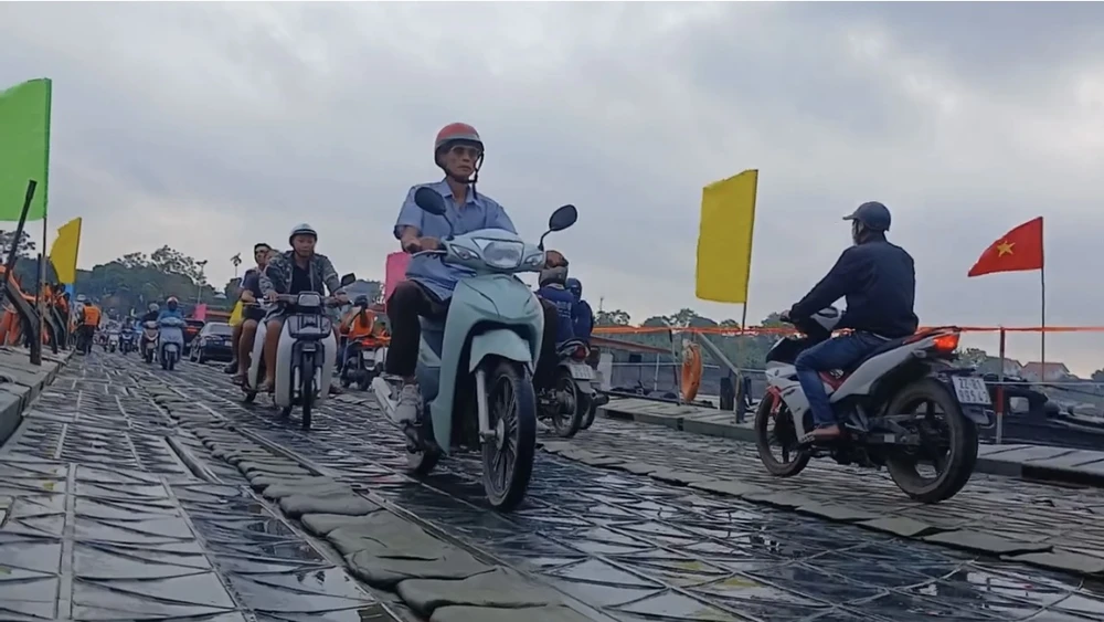 Ngày đầu thông cầu phao Phong Châu 1.jpg