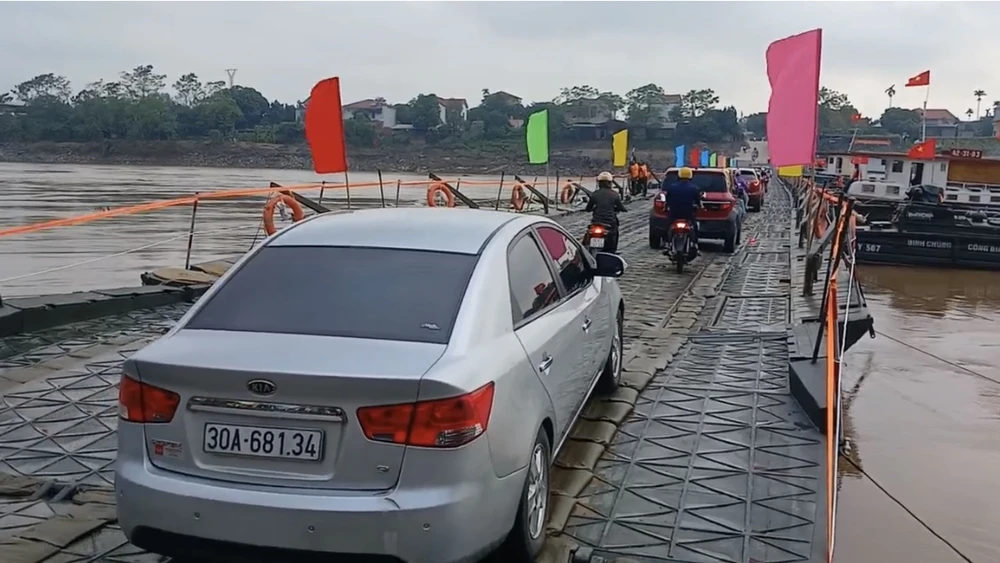 Ngày đầu thông cầu phao Phong Châu 2.jpg