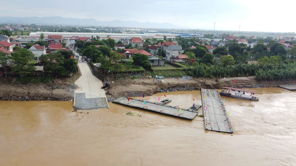 Cận cảnh cầu phao Phong Châu tạm đóng do nước sông Hồng lên cao .jpg