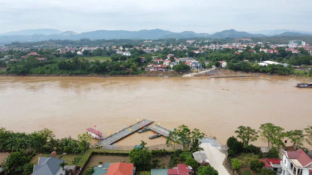 Cận cảnh cầu phao Phong Châu tạm đóng do nước sông Hồng lên cao .jpg