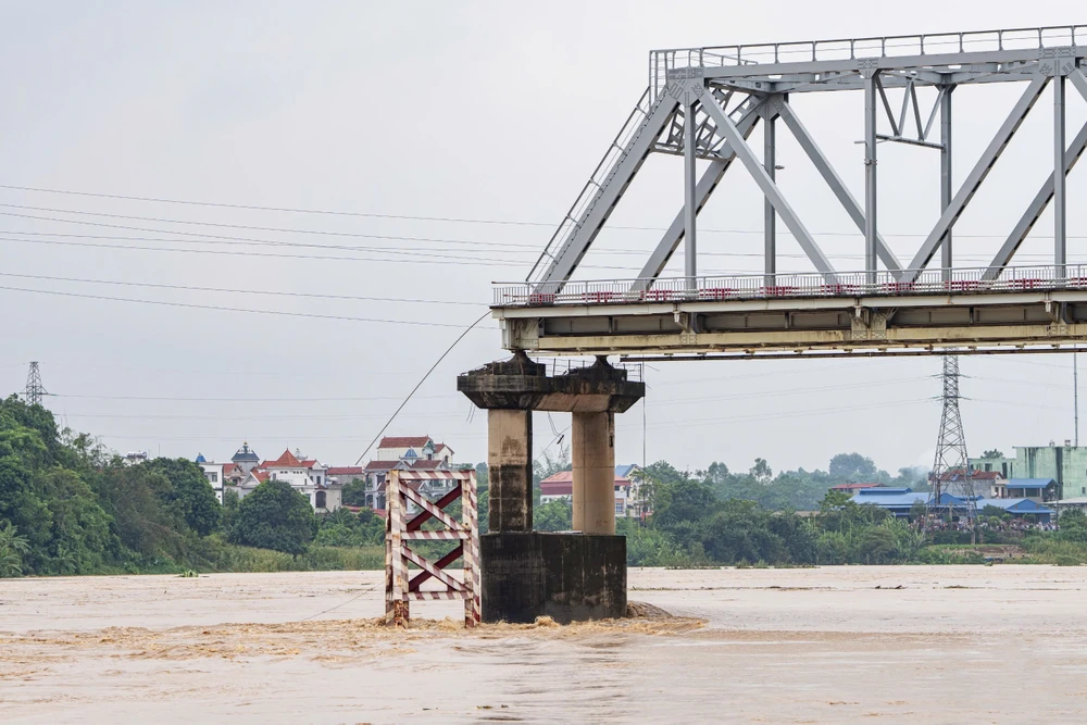 Cần sớm có phương án tháo dỡ các phần còn lại của cầu Phong Châu.JPG