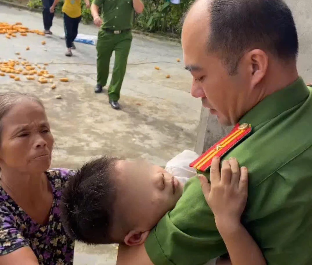 Phú Thọ Giải cứu cháu bé 5 tuổi bị kẻ tâm thần dùng dao khống chế.jpg